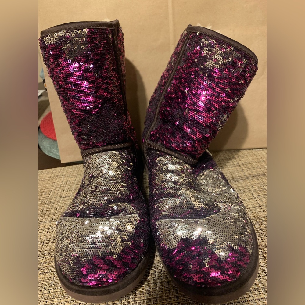 UGG’s RARE “LIMITED EDITION” 2-TONE REVERSIBLE PURPLE/SILVER SEQUIN BOOTS size 8 - Picture 8 of 9